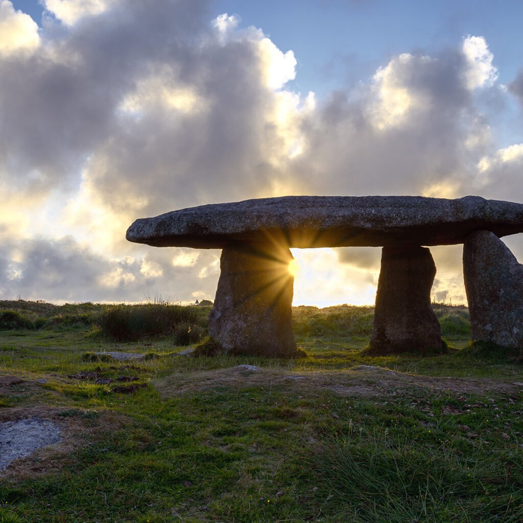 Photo d'un dolmen en Bretagne au coucher de soleil