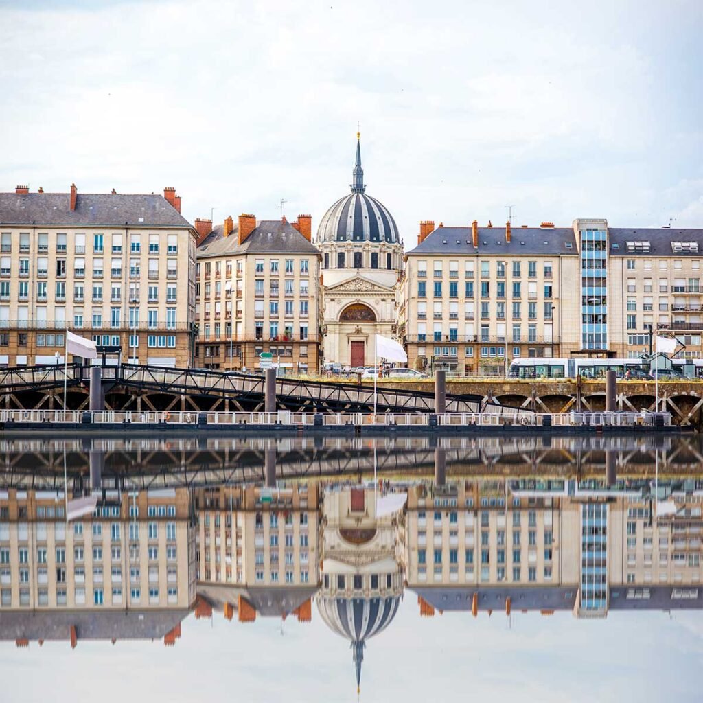 Ville de Nantes, reflet dans l'eau